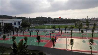 學(xué)?；@球場(chǎng)